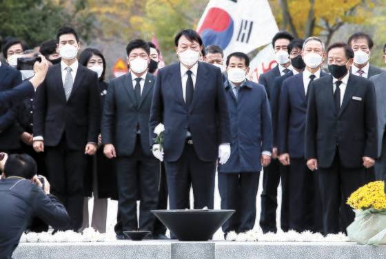 윤석열 국민의힘 대선후보(가운데)가 11일 경남 김해시 진영읍 봉하마을의 노무현 전 대통령 묘역을 참배하고 있다. 윤 후보는 노 전 대통령에 대해 “국민 사랑을 가장 많이 받으신 분”이라며 “청년 세대의 사랑을 많이 받으신 분이고, 국민에게 다가가는 대통령이었다”고 밝혔다. [연합뉴스]