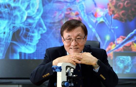 세계 최초로 파킨슨병 치료에 성공한 김광수 미국 하버드대 의대 교수(67)가 1일 오후 모교인 대전 한국과학기술원(KAIST)에서 중앙일보와 단독 인터뷰한 뒤 포즈를 취했다. KAIST 생명과학과 석박사 출신으로 하버드 의대 교수로 재직 중인 김 교수는 환자 본인의 피부세포를 이용, 파킨슨병 치료에 세계 첫 성공한 주인공이다. 미 하버드 의대 맥린병원 분자신경생물학 실험실 소장인 김 교수는 현재 모교인 카이스트에서 해외초빙 석좌교수와 총장 자문위원도 맡고 있다.프리랜서 김성태 .