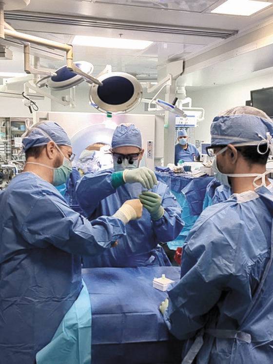 김광수 미국 하버드대 의대 맥린병원 김광수 교수 연구팀이 지난해 6월 파킨슨 병 환자의 피부 세포를 역분화시켜 뇌에 이식하는 방법으로 파킨슨 병의 임상 치료에 성공했다.   사진은 파킨슨 병 환자의 줄기세포를 뇌에 이식하는 모습. [사진 KAIST]