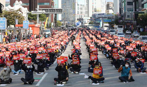 Members of the militant Korean Confederation of Trade Unions (KCTU) stage a general strike in Cheonan City, South Chungcheong, October 20. [KIM SANG-SEON]