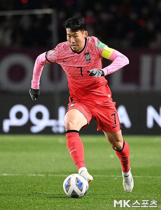 파울루 벤투 축구대표팀 감독이 이끄는 대한민국 축구대표팀은 11일 고양종합운동장에서 아랍에미리트(UAE)와 2022 카타르월드컵 아시아지역 최종예선 A조 조별리그 5차전에서 1-0으로 승리했다. 손흥민이 드리블을 하고 있다. 사진(고양)=천정환 기자