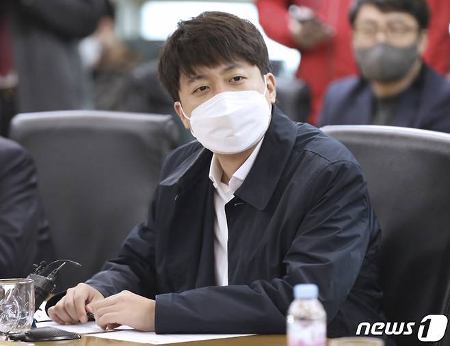 (울산=뉴스1) 윤일지 기자 = 이준석 국민의힘 대표가 10일 국내 요소수 품귀 사태와 관련해 국내 최대 요소수 제조업체 생산 시설인 롯데정밀화학 울산공장을 방문해 간담회를 하고 있다. 이날 이 대표는 롯데정밀화학 울산사업장 권의헌 생산본부장 등 관계자들과 긴급 간담회를 열고 요소수 생산현황과 애로사항을 청취하고 대응방안 등을 논의했다. 2021.11.10/뉴스1