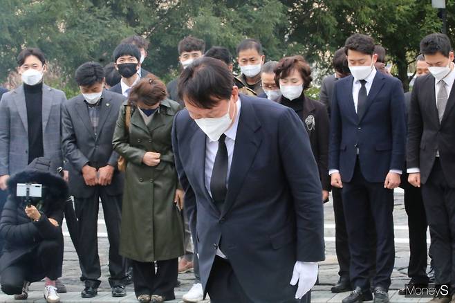 윤석열 국민의힘 대선 후보가 11일 오후 경남 김해 봉하마을 고(故) 노무현 전 대통령 묘역을 참배하고 있다. 2021.11.11.머니S 임승제 기자.