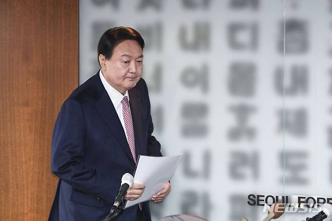 [서울=뉴시스] 국회사진기자단 = 윤석열 국민의힘 대선 후보가 12일 서울 중구 한국프레스센터에서 열린 서울외신기자클럽 초청 기자간담회에 입장하고 있다. 2021.11.12. photo@newsis.com