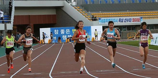 이은빈(가운데)이 12일 전국육상경기대회 여자 중등부 100m에서 우승했다. (사진=대한육상연맹) *재판매 및 DB 금지