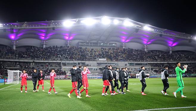 경기 후 그라운드를 돌며 팬들에게 인사를 전하는 축구대표팀 선수들. 연합뉴스