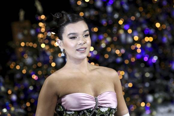 배우 겸 가수 헤일리 스타인펠드가 11일(현지시간) 영국 런던에서 열린 디즈니 플러스의  ‘호크아이’ 영국 팬 시사회에 참석해 포즈를 취하고 있다.AP 연합뉴스