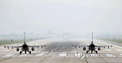 이륙 준비하는 미 공군 F-16 전투기 [연합뉴스 자료사진. 재판매 및 DB 금지]