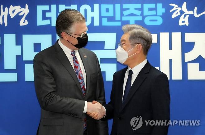 미 동아태 차관보와 인사하는 이재명 대선후보 (서울=연합뉴스) 백승렬 기자 = 더불어민주당 이재명 대선후보가 11일 서울 여의도 민주당사를 방문한 대니얼 크리튼브링크 미국 국무부 동아시아·태평양 담당 차관보와 인사하고 있다. 2021.11.11 srbaek@yna.co.kr