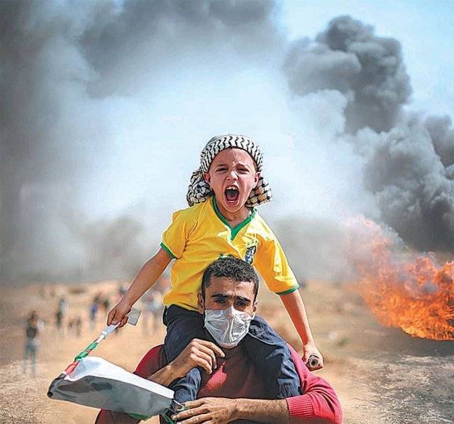 세계는 ‘유랑 끝에 돌아온’ 이스라엘의 서사에만 공감하고 자기 땅을 빼앗긴 팔레스타인의 서사는 외면해 왔다고 저자는 말한다. 팔레스타인 가자지구에서 불타는 마을을 아버지와 아이가 황급히 빠져나오고 있다. 사진 출처 Pixabay