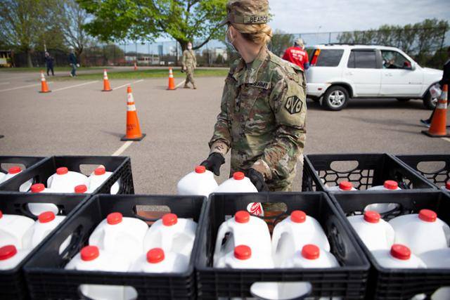 미국 매사추세츠 주방위군이 지난해 5월, 보스턴 지역의 한 고교에 우유를 나눠주기 위해 준비하고 있다. 매사추세츠 농가들은 코로나19 확산으로 공공시설이 폐쇄되고 여러 행사가 취소되면서 우유 소비량이 급격히 줄자 폐기될 위기에 처한 3만2,176ℓ의 우유를 지역에 기부했다. 보스턴=EPA 연합뉴스