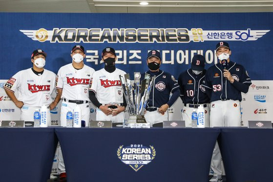 한국시리즈에 출전하는 두산KT 대표 선수들과 사령탑. 사진=KBO