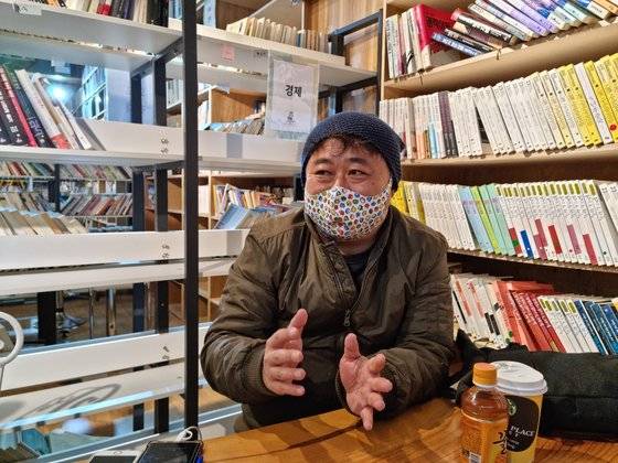 문화·예술 매니지먼트 굿플레이어의 김선달(본명 김민호·51) 대표가 12일 ‘쥴리 벽화’로 논란이 됐던 서울 종로구 관철동 홍길동 중고서점에서 중앙일보와 인터뷰하고 있다. 김지혜 기자