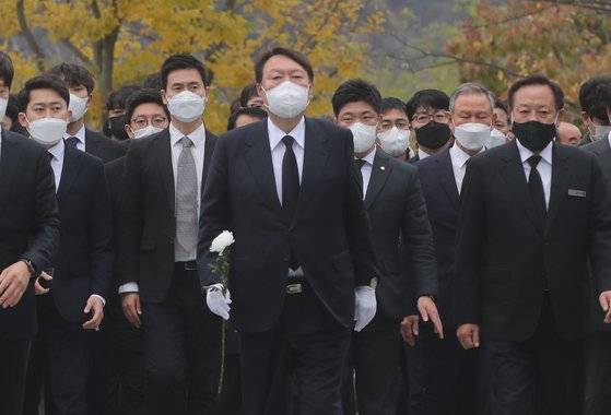 국민의힘 윤석열 대선 후보가 지난 11일 오후 경남 김해시 진영읍 봉하마을 노무현 전 대통령 묘역을 참배하고 있다. 송봉근 기자