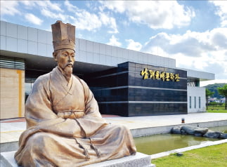 남해유배문학관 앞의 김만중 동상.