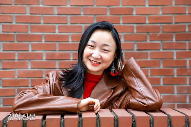 2018년 구독형 에세이 ‘일간 이슬아’를 시작한 후 7권의 단행본을 잇따라 펴낸 그가 최근 2권의 인터뷰집을 또 내놨다. ‘새 마음으로’와 ‘창작과 농담’이다. 2021년 늦봄호에 연재된 인터뷰들을 엮은 책이다. 누구도 주목하지 않지만 묵묵히 자신의 일에 열중하며 살아가는 중장년 노동자들 그리고 동료 예술인들과의 대화를 담았다. 이슬아 작가가 지난 10일 서울 중구 정동에서 사진촬영을 하며 웃고 있다. 이석우 기자