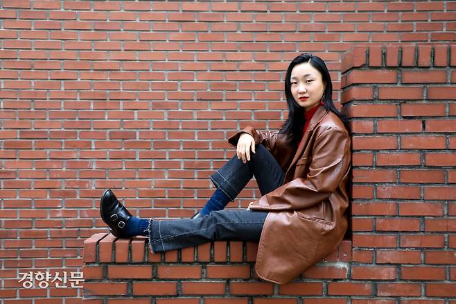 ‘새 마음으로’에 등장하는 인물들은 응급실 청소노동자, 수선집 사장, 농업인, 아파트 청소노동자, 인쇄소 기장과 경리다. 이슬아 작가는 이들을 인터뷰이로 선정한 이유에 대해 “제 평온한 일상이 그들의 노동 위에서 이어지고 있다는 생각이 들어 자세히 이야기를 듣고 싶었다”고 말했다. 이석우 기자