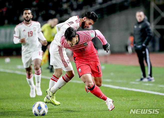 [고양=뉴시스] 김병문 기자 = 11일 오후 경기 고양시 고양종합운동장에서 열린 2022 FIFA 카타르 월드컵 아시아 지역 최종예선 대한민국과 UAE의 경기, 전반전 황희찬이 몸싸움을 하고 있다. 2021.11.11. dadazon@newsis.com