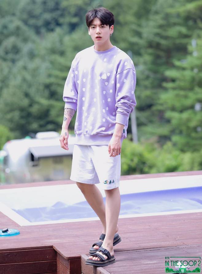 황금막내 황금손 재능..방탄소년단 정국, 개성 넘치는 추상화