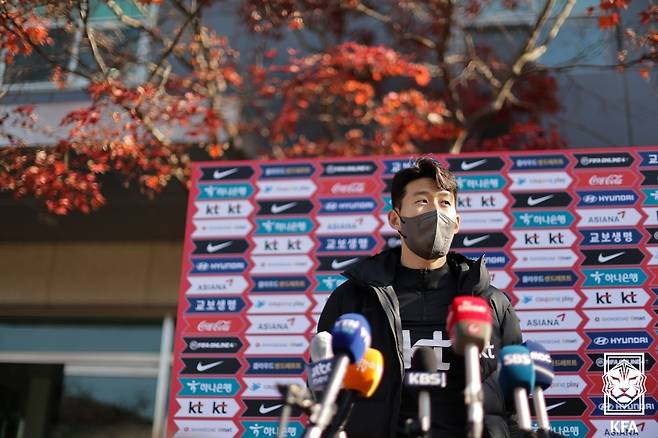 취재진과 인터뷰하는 손흥민 [대한축구협회 제공. 재판매 및 DB 금지]