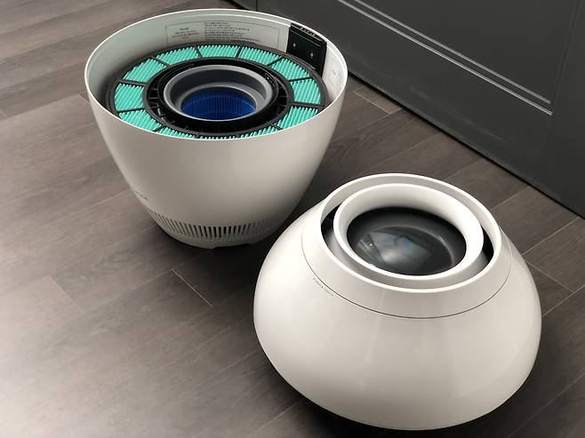 발뮤다 휴미디파이어는 필요한 만큼의 물을 주전자에 넣어 제품 상단에 있는 유기발광다이오드(OLED) 패널에 부으면 된다. 물통 용량은 4L로 한번 물을 채우면 2~3일을 사용할 수 있다. /윤진우 기자