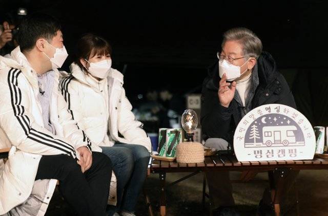 전국 민생탐방 투어에 나선 이재명 더불어민주당 대선 후보가 13일 오후 경남 거제시 옥계해수욕장 오토캠핑장에서 거제 예비부부와 ‘명심캠핑’을 하고 있다. 뉴스1