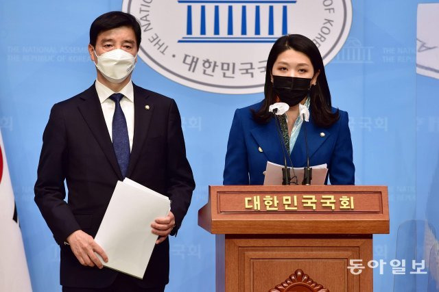 더불어민주당 이해식 의원과 신현영 의원이 12일 국회 소통관에서 이재명 후보 부인 김혜경 씨의 부상과 경위 관련 기자회견을 하고 있다. 안철민 기자 acm08@donga.com