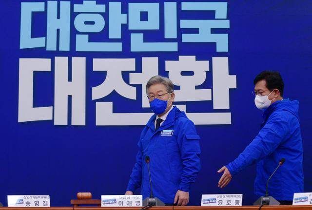 이재명(왼쪽) 더불어민주당 대선 후보가 3일 오전 국회에서 열린 중앙선거대책위원회의에 참석하고 있다. 연합뉴스
