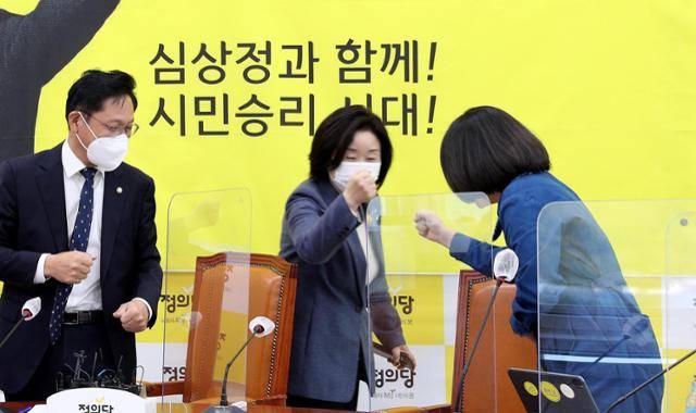 정의당 대선후보로 선출된 심상정(가운데) 의원이 지난달 26일 오전 서울 여의도 국회 본관에서 열린 의원총회에서 참석해 류호정(오른쪽) 의원과 주먹인사를 하고 있다. 연합뉴스