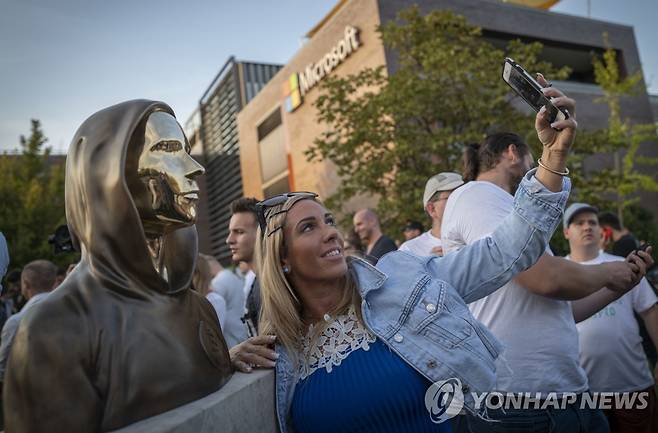헝가리 부다페스트에 세워진 '사토시 나카모토'  조각상 [AP 연합뉴스 자료사진. 재판매 및 DB 금지]