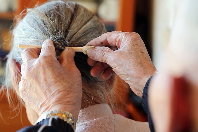 이종수 할아버지가 직접 낫으로 나무를 깎아 만든 나무비녀를 김순규 할머니 머리에 꽂아주는 모습. /넷플릭스