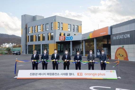 지난 11일 경기도 성남시 소재 성남에너지 복합충전소에서 진행된 E1 오렌지 플러스(Orange Plus) 브랜드 런칭 행사에서 E1 구동휘 운영담당 대표이사 전무(왼쪽 세번째), E1 구자용 사업담당 대표이사 회장(왼쪽 네번째) 등 참석자들이 테이프 커팅을 하고 있다. E1 제공.