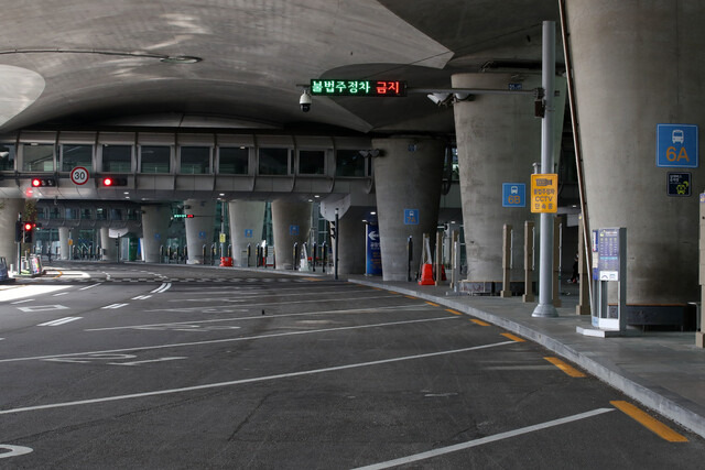 15일 오전 인천국제공항 국제선 도착장 인근 공항버스 정류장에 출발·도착하는 버스가 없어 한산한 모습을 보인다. 인천공항/김혜윤 기자 unique@hani.co.kr