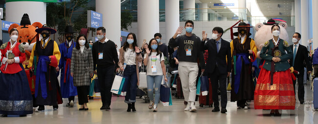 한국-싱가포르 간 여행안전권역(트래블 버블) 협정 체결 이후 첫 방한객이 입국한 15일 오전 인천국제공항 제2여객터미널 입국장에서 인천공항공사와 한국관광공사와 함께 주최한 환영행사가 열리고 있다. 인천공항/김혜윤 기자 unique@hani.co.kr