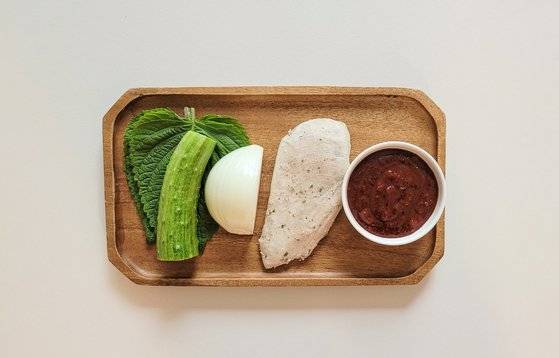 시중에 파는 닭 가슴살 팩을 사용하면 15분이면 닭 무침을 만들 수 있다. 사진 신혜원