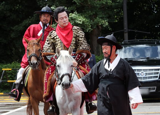 허경영 국가혁명당 명예대표가 8월 18일 경기 고양시 덕양구 행주산성에서 열린 공식 대선출마 기자회견에 백마를 탄 채 입장하고 있다. 뉴스1