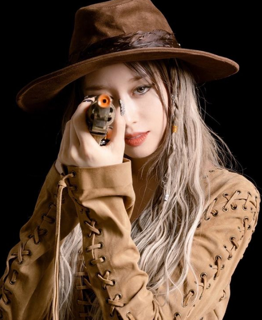 Group T-ara Ji-yeon posted a photo of the comeback celebration.On the 15th, Ji-yeon posted a picture of himself wearing a cowboy costume with an article D-Day on his instagram.In the photo, Ji-yeon snaps a cowboy costume with blonde hair; Ji-yeon snipers at the hearts of fans with a Fascination look, holding it in his hand in a gun.Ji-yeons white-green skin is dazzling.The netizens who watched the photo welcomed the T-ara comeback saying I waited only for this day and the queens return.The group T-ara (T-ARA) released their new album Lee:T-ara (Re:T-ARA) in four years.This album, which is presented in cooperation with Dingo, was made for fans who T-ara had been silent for 13 years.Photo Ji-yeon SNS