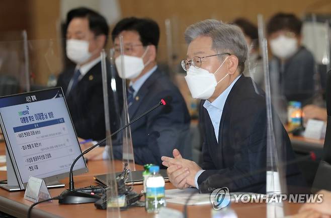 한국항공우주산업 방문한 이재명 대선후보 (사천=연합뉴스) 백승렬 기자 = 더불어민주당 이재명 대선후보가 14일 경남 사천시 사남면 한국항공우주산업에서 열린 간담회에서 인사말을 하고 있다. 2021.11.14 srbaek@yna.co.kr