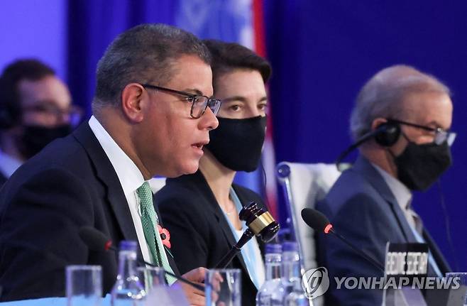 COP26 협상 타결 밝히는 샤르마 의장 (글래스고 로이터=연합뉴스) 13일(현지시간) 영국 글래스고에서 막을 내린 제26차 유엔기후변화협약 당사국총회(COP26)에서 알록 샤르마 COP26 의장이 회의를 주재하고 있다. 샤르마 의장은 이날 회의에서 석탄발전 단계적 감축 등을 포함해 기후위기를 막기 위한 대책에 세계 각국이 합의했다고 밝혔다. 2021.11.14. leekm@yna.co.kr