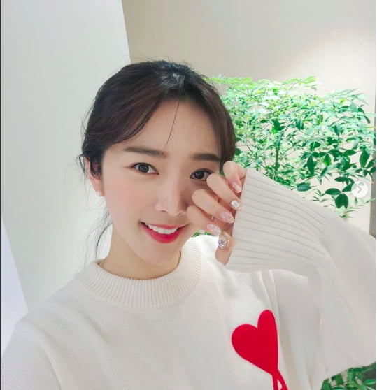 Actor Bae Seul-Ki showed off her dazzling beauty.Bae Seul-Ki posted a photo on his SNS on the 16th, saying, Its been a long time since I have always been sticking a nail art and I am so excited to do gel art.The photo shows Bae Seul-Ki, who takes pictures with colorful nails, and his brilliant beauty is more eye-catching than the glittering nail art.In addition, Bae Seul-Ki expressed his joy, saying, I am going to be very happy.Meanwhile, Bae Seul-Ki is enjoying a happy honeymoon with popular YouTuber Shim Ri-seop and marriage last November.Bae Seul-Ki was loved by SBS drama Amor Party - Love, Now which lasted on the 1st.