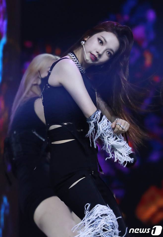 에스파(aespa) 카리나가 14일 경기도 고양시 킨텍스에서 열린 ‘2021 월드 케이팝 콘서트(한국문화축제)’에 출연해 화려한 무대를 선보이고 있다. © News1 권현진 기자