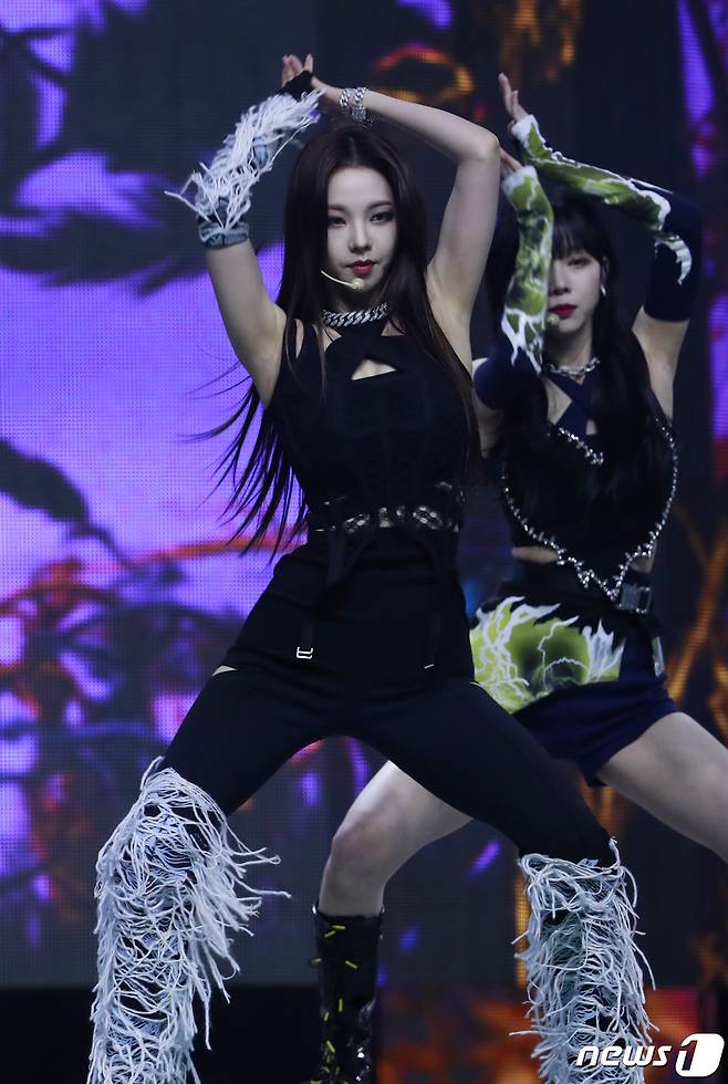 에스파(aespa) 카리나가 14일 경기도 고양시 킨텍스에서 열린 ‘2021 월드 케이팝 콘서트(한국문화축제)’에 출연해 파워풀한 공연을 선보이고 있다. © News1 권현진 기자