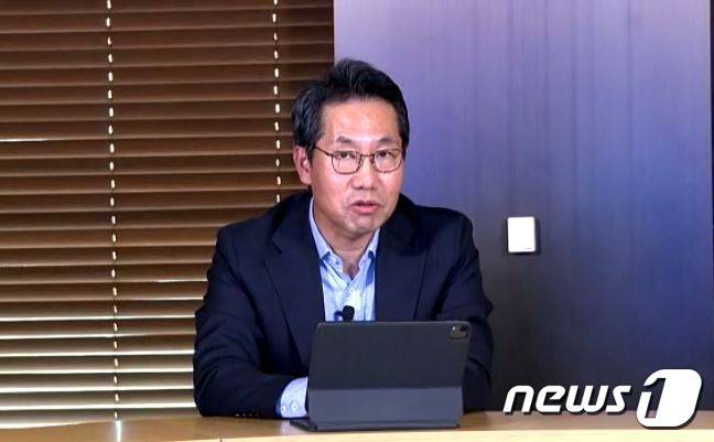 이동훈 SK㈜ 바이오투자 센터장이 16일 온라인 IR 간담회에서 미국 세포유전자치료제 CDMO 'CBM' 독점 투자협상 진행 상황을 설명하고 있다. © 뉴스1