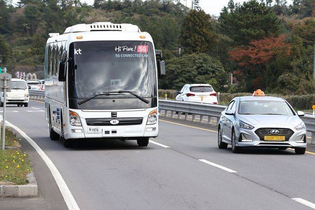 KT 자율주행버스가 제주도 애월읍 평화로에 구축된 KT 차세대 지능형 교통시스템(C-ITS) 테스트베드 도로를 달리는 모습.ⓒKT