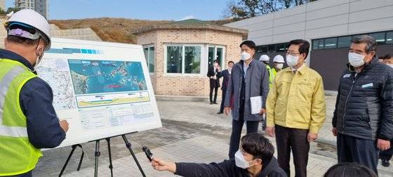 15일 오전 보령해저터널 입구에서 양승조 충남지사(오른쪽 둘째)와 김동일 보령시장(오른쪽)이 브리핑을 듣고 있다. 김방현 기자