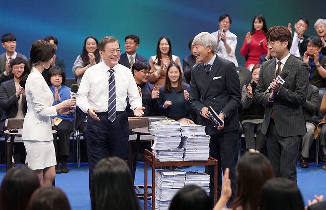 사진은 지난 2019년 11월 19일 MBC미디어센터에서 열린 '국민과의 대화'에서의 문재인 대통령과 시민들의 모습. 청와대 제공