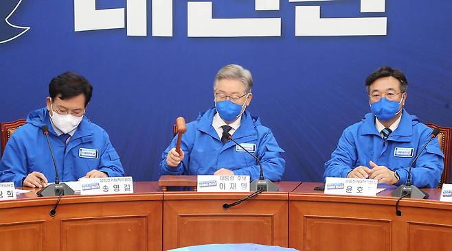 이재명 더불어민주당 대선후보(가운데)도 ‘주 4일제’ 공약을 검토하고 있다. ⓒ국회사진기자단