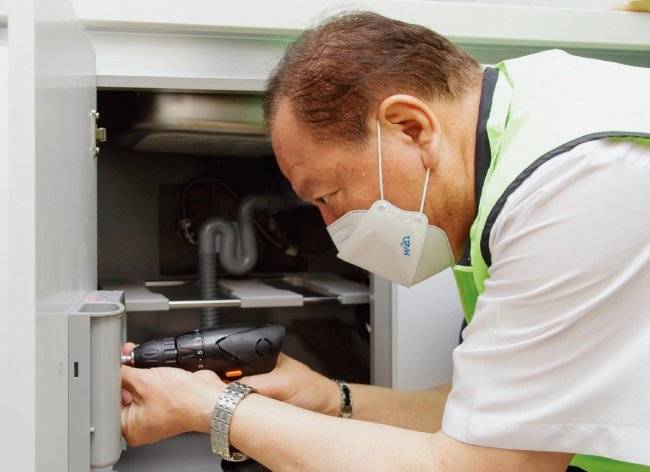 유동균 마포구청장이 서울 마포구 한 마포하우징 주택에서 시설 수리에 나섰다. [사진 제공 · 마포구청] [사진 제공 · 마포구청]