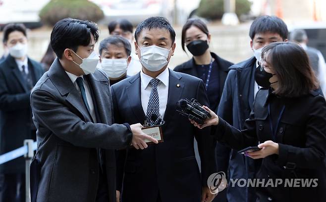 '도이치모터스 주가조작' 권오수 회장 영장실질심사 (서울=연합뉴스) 김인철 기자 = 도이치모터스 주가조작·배임 혐의를 받는 도이치모터스 권오수 회장이 16일 오전 서초구 서울중앙지방법원에서 열린 구속 전 피의자 심문(영장실질심사)에 출석하기 위해 법정으로 향하고 있다. 2021.11.16 yatoya@yna.co.kr