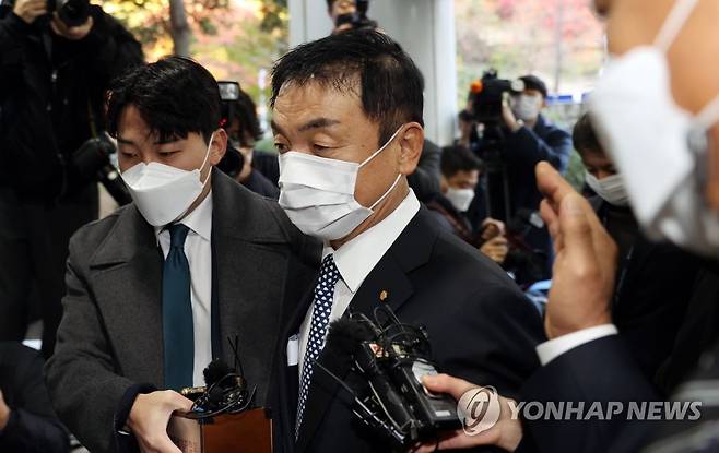 법정 향하는 권오수 도이치모터스 회장 (서울=연합뉴스) 김인철 기자 = 도이치모터스 주가조작·배임 혐의를 받는 도이치모터스 권오수 회장이 16일 오전 서초구 서울중앙지방법원에서 열린 구속 전 피의자 심문(영장실질심사)에 출석하기 위해 법정으로 향하고 있다. 2021.11.16 yatoya@yna.co.kr